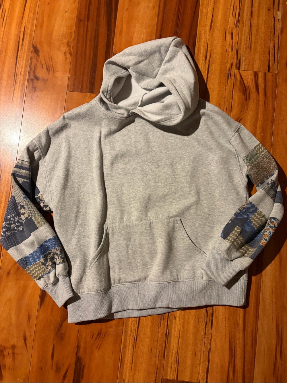 Source Unknown Light Gray Hoodie with Patterned Blue Accent Sleeves